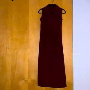 Really cute and fitting Vintage dress sipped down in the front